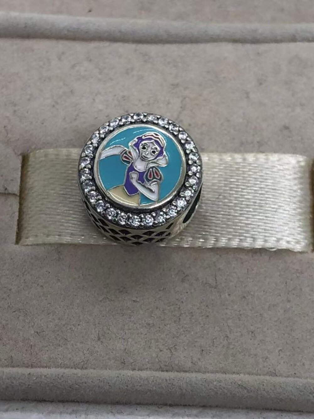 ✨🔥Pandora RunDisney Snow White Fairytale Challenge Button Charm